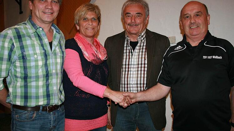 Vorsitzender Gerhard Kirchner (r.) ehrte die treuen Mitglieder Thomas Geis (v. l.), Elvira Rehlein und Adolf Rehlein. Foto: Gabriele Sell