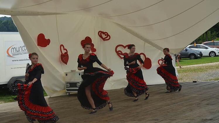 Zur heißen Sonne über der Seebühne passten die heißen spanischen Rhythmen der Ballettschule Hufnagl. Fotos: Karl-Heinz Hofmann