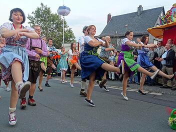 Frisch und munter zeigen die 20 Kirchweih-Paare ihren Tanz am Dreschhallenplatz.  Foto: Norbert Neugebauer