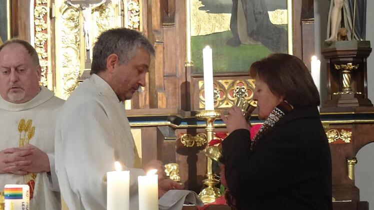 Diakon Uwe Holschuh spendete die Kommunion beim Neujahrsgottesdienst in Jesserndorf.  Foto: Johanna Eckert