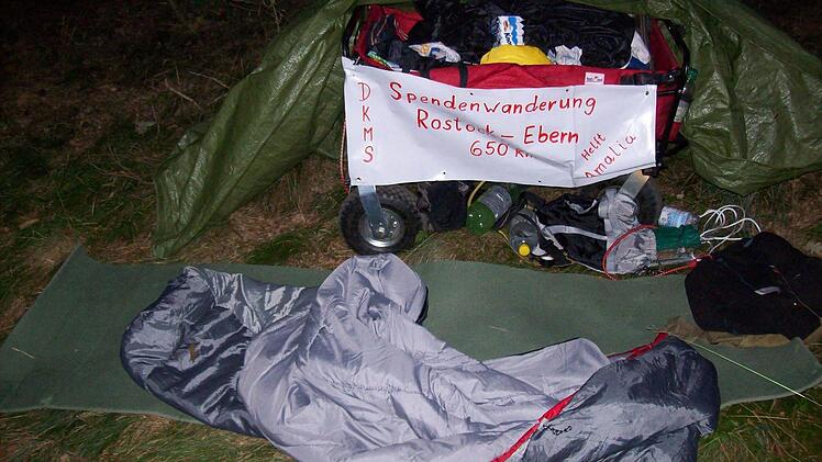 Das Nachtquartier von Dietmar Hofmann mitten im Wald.