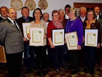 Ehrung treuer Mitglieder: Schützenmeister Armin Hahn, Ursula Häusler, Heidi Brust, Barbara Steinocher, Rosemarie Schüll; (hinten v. l.): Theo Manger, Thomas Bold, Klaus Halemba, Erich Heim, Winfried Heim, Julius Fella und 2. Schützenmeister Hermann Hoos. Foto: Gerd Schaar