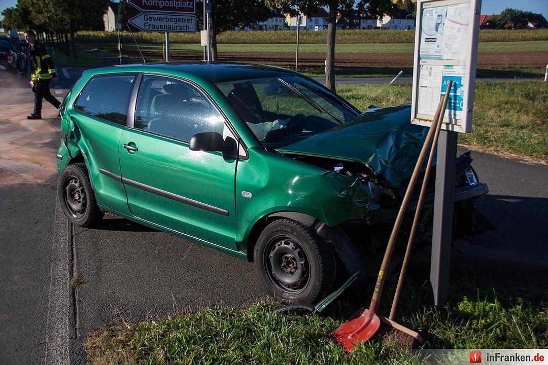 Transporter kollidiert mit Kleinwagen und kracht in Bushaltestelle