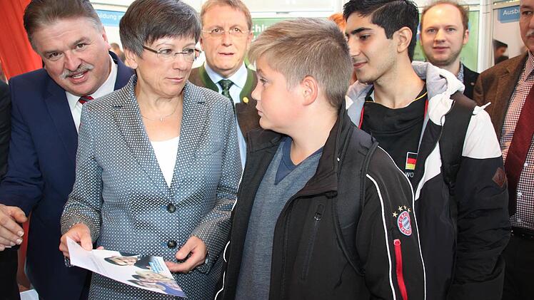 Regierungspräsidentin Heidrun Piwernetz im Gespräch mit Maximilian Kretschmer (14) aus Neuenmarkt und dem syrischen Flüchtling Jamil Daoud (18/dahinter). Mit im Bild Landrat Klaus Peter Söllner (links) und OB Henry Schramm.