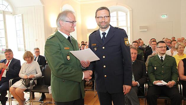 Polizeipr&auml;sident Alfons Schieder (rechts) verabschiedete Gerhard Renk in den Ruhestand. Foto: Alexander Hartmann