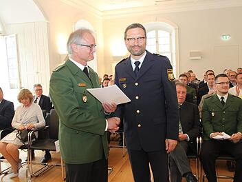 Polizeipräsident Alfons Schieder (rechts) verabschiedete Gerhard Renk in den Ruhestand. Foto: Alexander Hartmann