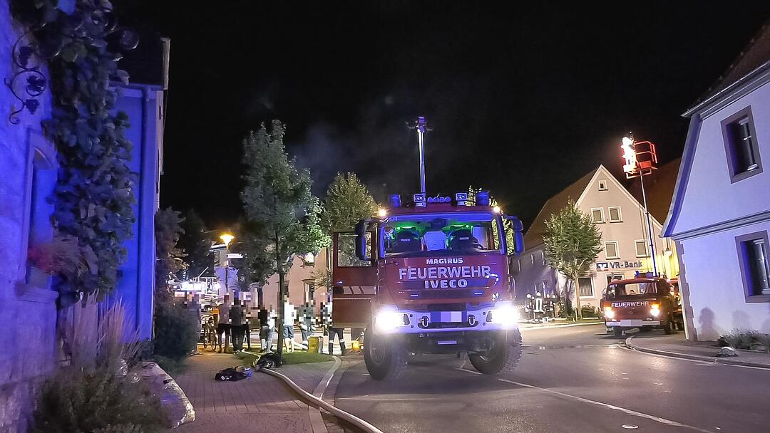Dachstuhl von Einfamilienhaus in Retzstadt brennt aus