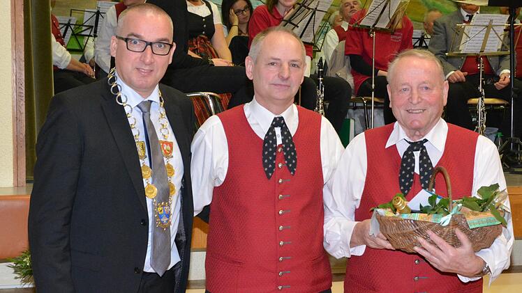 Hans Engelbreit (rechts) von der Blaskapelle Aschach wurde für 60 Jahre  aktives Musizieren geehrt. Es gratulierten Bürgermeister Andreas Sandwall (links) und Dirigent Walter Borst (Mitte). Björn Hein