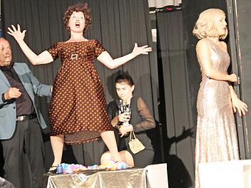 Das Ende einer Freundschaft zwischen Edith Piaf (Heleen Joor, 2. v. li) und Marlene Dietrich (Clarissa Hopfensitz, rechts) Foto: Gerda Völk