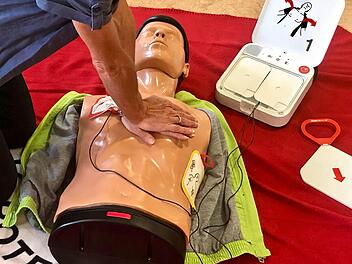 Defibrillator und Herz-Lungen-Wiederbelebung gehen miteinander einher. Foto:BRK