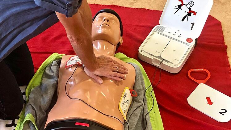 Defibrillator und Herz-Lungen-Wiederbelebung gehen miteinander einher. Foto:BRK