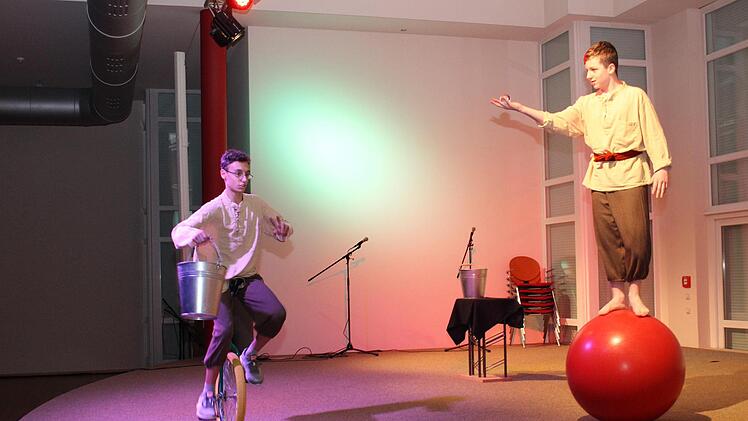 Jugendliche vom Puckenhof : auf dem Einrad mit Eimer - wenn das mal gut geht    Foto: Evi Seeger