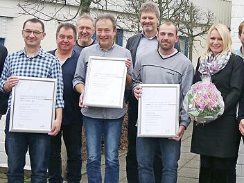 Ehrungen und eine Verabschiedung in den Ruhestand gab es bei der Firma Rebhan Werkzeugbau. Das Bild zeigt (von links) geschäftsführenden Gesellschafter Matthias Rebhan, Josef Kestel (40 Jahre), "Neu-Ruheständler" Klaus Köhler, Raymund Suffa (Bereichsleiter Blasformen), Hans-Dieter Thomas (40), Bernd Siegemund (Bereichsleiter Spritzgießformen), Detlef Nikol (25), Alexandra Brückner (zehn), Sebastian Müller (Leiter Technik und Spritzgießformenbau) sowie Mario Wich (25).  Foto: Heike Schülein