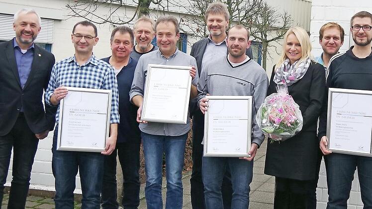 Ehrungen und eine Verabschiedung in den Ruhestand gab es bei der Firma Rebhan Werkzeugbau. Das Bild zeigt (von links) geschäftsführenden Gesellschafter Matthias Rebhan, Josef Kestel (40 Jahre), "Neu-Ruheständler" Klaus Köhler, Raymund Suffa (Bereichsleiter Blasformen), Hans-Dieter Thomas (40), Bernd Siegemund (Bereichsleiter Spritzgießformen), Detlef Nikol (25), Alexandra Brückner (zehn), Sebastian Müller (Leiter Technik und Spritzgießformenbau) sowie Mario Wich (25).  Foto: Heike Schülein