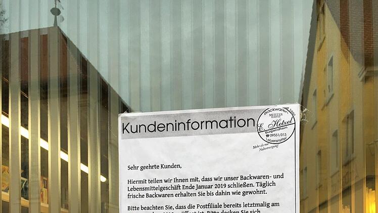 Das Schild klärt in Burgwindheim auf, dass der Lebensmittelladen ab  Monatsende geschlossen wird.Foto: Anette Schreiber
