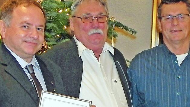 Den Triebfahrzeugführern Rüdiger Geiger (links) und Thomas Konrad (rechts) dankte Edgar Wiesmann für ein Vierteljahrhundert Treue zur GDL und Einsatzbereitschaft für die Mitglieder.  Foto: kos