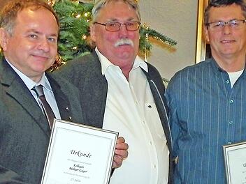 Den Triebfahrzeugführern Rüdiger Geiger (links) und Thomas Konrad (rechts) dankte Edgar Wiesmann für ein Vierteljahrhundert Treue zur GDL und Einsatzbereitschaft für die Mitglieder.  Foto: kos