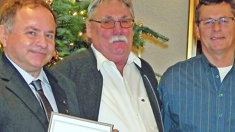 Den Triebfahrzeugführern Rüdiger Geiger (links) und Thomas Konrad (rechts) dankte Edgar Wiesmann für ein Vierteljahrhundert Treue zur GDL und Einsatzbereitschaft für die Mitglieder.  Foto: kos