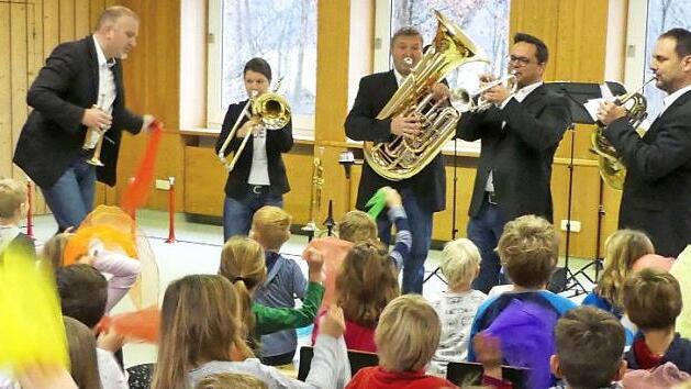 Auch die Grundsch&uuml;ler in Trebgast durften sich 2018 schon davon &uuml;berzeugen, dass die f&uuml;nf Musiker ihre Instrumente sicher beherrschen.  Foto: Archiv/Dieter H&uuml;bner