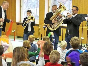 Auch die Grundschüler in Trebgast durften sich 2018 schon davon überzeugen, dass die fünf Musiker ihre Instrumente sicher beherrschen.  Foto: Archiv/Dieter Hübner
