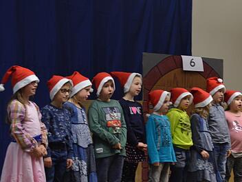 Die Sch&uuml;ler traten in der Aula der Saaletalschule auf. Foto: Joachim Wehner