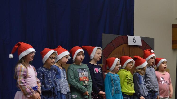 Die Sch&uuml;ler traten in der Aula der Saaletalschule auf. Foto: Joachim Wehner