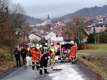 Der VW überschlug sich und landete auf der Fahrerseite. Foto: FF Friesen