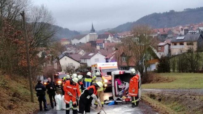 Der VW überschlug sich und landete auf der Fahrerseite. Foto: FF Friesen