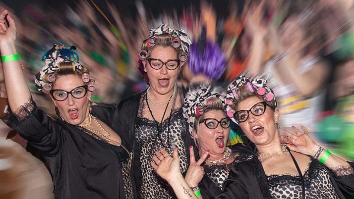 Beim Weiberfasching drohte die Angerturnhalle angesichts der ausgelassenen Stimmung zu explodieren.