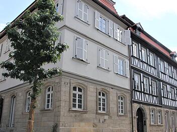 Dort wo viele Jahre Zeitungsgeschichte wurde, schuf nun das Ehepaar Hiltl neue Wohnungen und wertete somit das gesamte Stadtbild auf. Das Engagement des Ehepaares wurde von der Oberfrankenstiftung gewürdigt.Veronika Schadeck