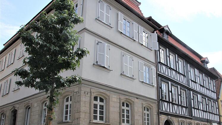 Dort wo viele Jahre Zeitungsgeschichte wurde, schuf nun das Ehepaar Hiltl neue Wohnungen und wertete somit das gesamte Stadtbild auf. Das Engagement des Ehepaares wurde von der Oberfrankenstiftung gewürdigt.Veronika Schadeck