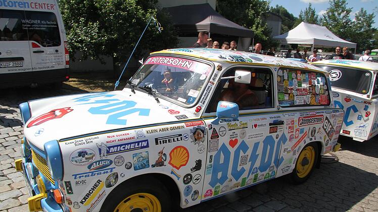 Ein Gef&auml;hrt zum Schmunzeln: Der Trabi mit ACDC-Aufdruck pr&auml;sentierte sich als Doppelgef&auml;hrt mit passendem Anh&auml;nger. Foto: Sonny Adam