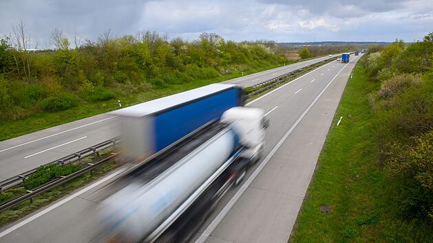 Schwerer Unfall auf A9: Kleintransporter kracht in Lkw - Insassen eingeklemmt