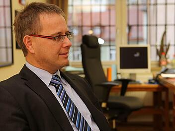 Auch das Büro des Gefängnisleiters in der JVA Bamberg ist vergittert.  Fotos:  Barbara Herbst