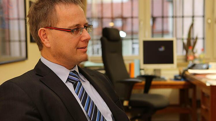 Auch das Büro des Gefängnisleiters in der JVA Bamberg ist vergittert.  Fotos:  Barbara Herbst