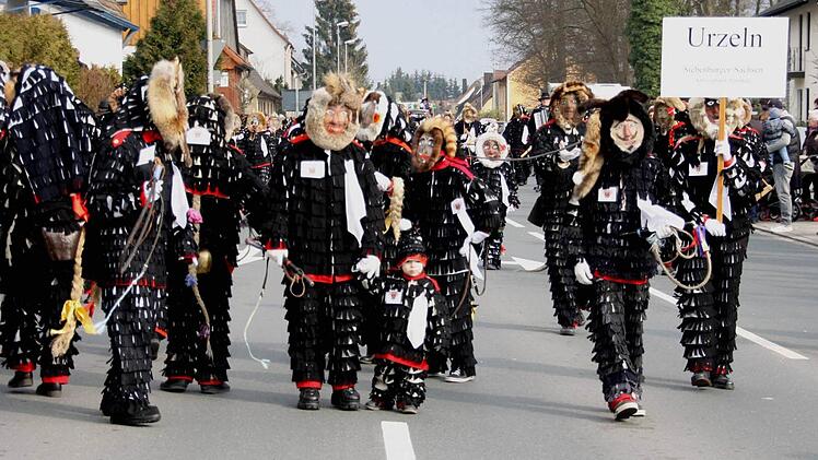 Die Urzeln zogen peitschenknallend durch Weisendorf. Fotos: Richard Sänger