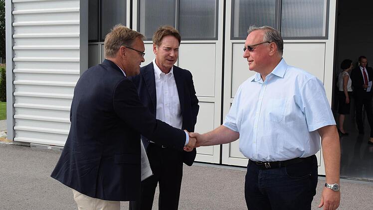 Oberbürgermeister Andreas Starke, Michael Stoschek und Hans-Jürgen Bengel, Vorsitzender des Bürgervereins Kramersfeld, (von links) vor dem Brose-Hangar
