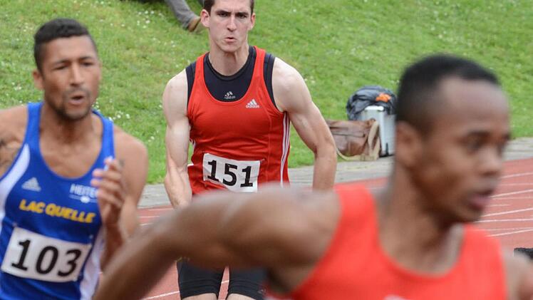 Andre Zahl (hinten) hatte sich im Weitsprung eine Zerrung geholt, kämpfte sich aber noch durch den 400-Meter-Lauf.