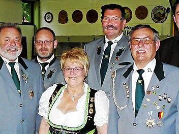 Das Meisterteam (vorne, von links) Norbert Volk, Gisela Schneider und Arnold Stäsche mit (hinten, von links) Hauptschützenkönig Arnold Rödel, Vorsitzendem Oliver Kutnar, Schützenmeister Egon Barth und Drittem Bürgermeister Martin Döring.  Foto: Klaus-Peter Wulf