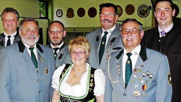 Das Meisterteam (vorne, von links) Norbert Volk, Gisela Schneider und Arnold Stäsche mit (hinten, von links) Hauptschützenkönig Arnold Rödel, Vorsitzendem Oliver Kutnar, Schützenmeister Egon Barth und Drittem Bürgermeister Martin Döring.  Foto: Klaus-Peter Wulf