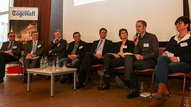 Staatssekretär Georg Eisenreich (Vierter von rechts) nahm zahlreiche Wünsche mit nach München (von links): Herbert Brunner, Rolf Sander, Werner Löffler, die Tageblatt-Moderatoren Rainer Lutz und Christiane Lehmann, Gregor Malinowski und Jasmin Müller-Alefeld.  Foto: Barbara Herbst