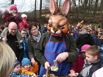 Die Osterhasen auf der Hahnsreuth konnten und wollten sich vor dem Ansturm der Kinder nicht retten. Foto: Sonja Adam