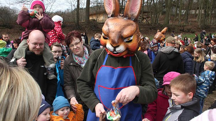 Die Osterhasen auf der Hahnsreuth konnten und wollten sich vor dem Ansturm der Kinder nicht retten. Foto: Sonja Adam