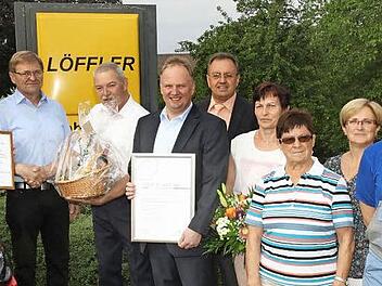 Das 50. Arbeitsjubiläum feierten mit (von links): Siegmar Schnabel, Heinz Bösel, Lothar Löffler, Frank Brückner, Udo Siegel , Waldtraud Bösel, Heide Rödel, Praktikant Jasir, Sibylle Löffler und Juniorchef Georg Löffler. Foto: Michael Stelzner