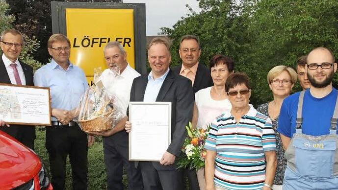 Das 50. Arbeitsjubiläum feierten mit (von links): Siegmar Schnabel, Heinz Bösel, Lothar Löffler, Frank Brückner, Udo Siegel , Waldtraud Bösel, Heide Rödel, Praktikant Jasir, Sibylle Löffler und Juniorchef Georg Löffler. Foto: Michael Stelzner