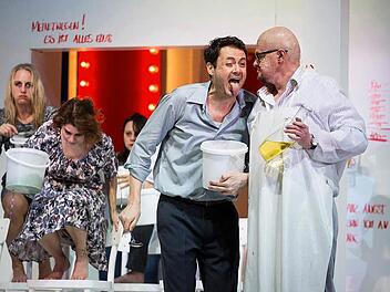 Der Doktor (Jens Waldig, re.) quält Wozzeck (Jochen Kupfer). Mit auf dem Bild ist Statisterie.  Foto: Ludwig Olah