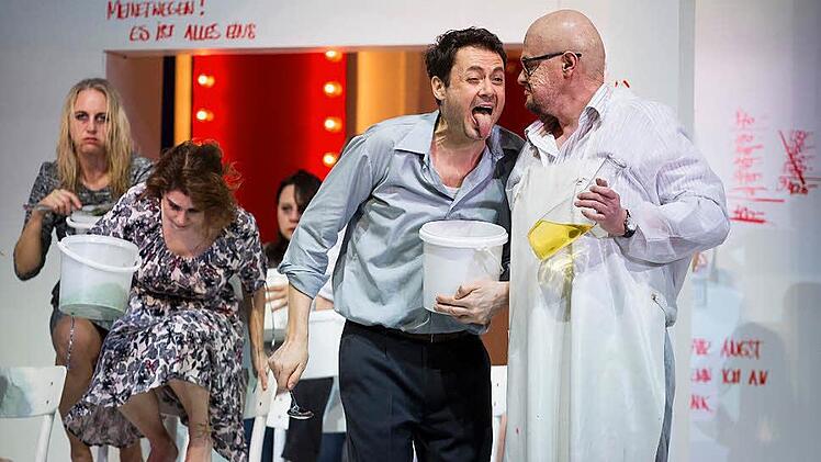 Der Doktor (Jens Waldig, re.) quält Wozzeck (Jochen Kupfer). Mit auf dem Bild ist Statisterie.  Foto: Ludwig Olah