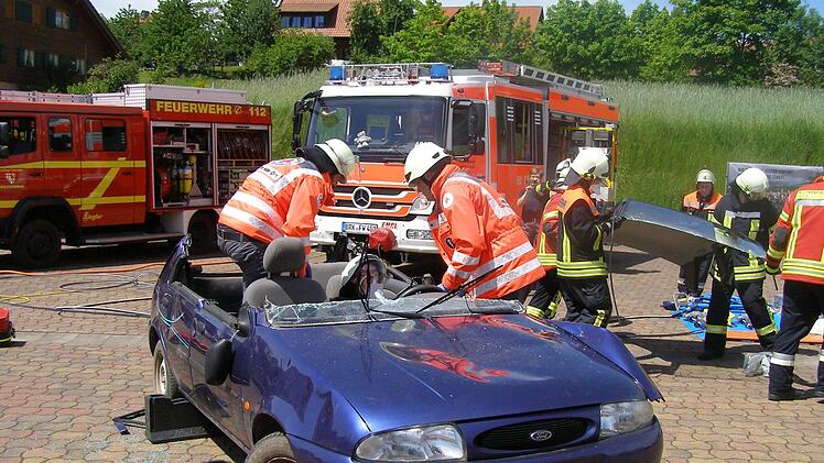Bergung von Verletzten aus dem Auto. Foto: Wolfgang Saam