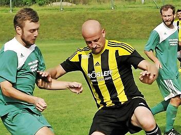 Der Siedler Stürmer und Doppeltorschütze Florian Hagel (r.) schirmt das Leder gegen den Islinger Verteidiger Jochen Schmitt ab.  Foto: Karl Heinz Weber
