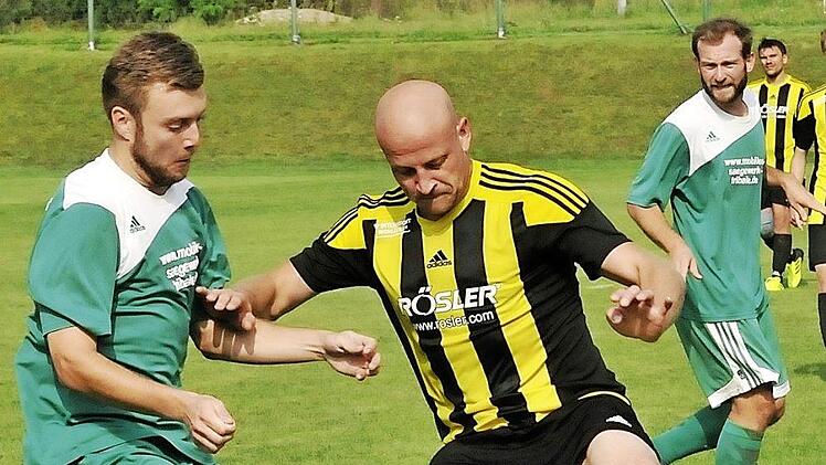 Der Siedler Stürmer und Doppeltorschütze Florian Hagel (r.) schirmt das Leder gegen den Islinger Verteidiger Jochen Schmitt ab.  Foto: Karl Heinz Weber